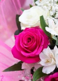 ramo-flores-brillantes-fondo-rosas-florales-hermosas-flores-regalo-vacaciones_73741-509