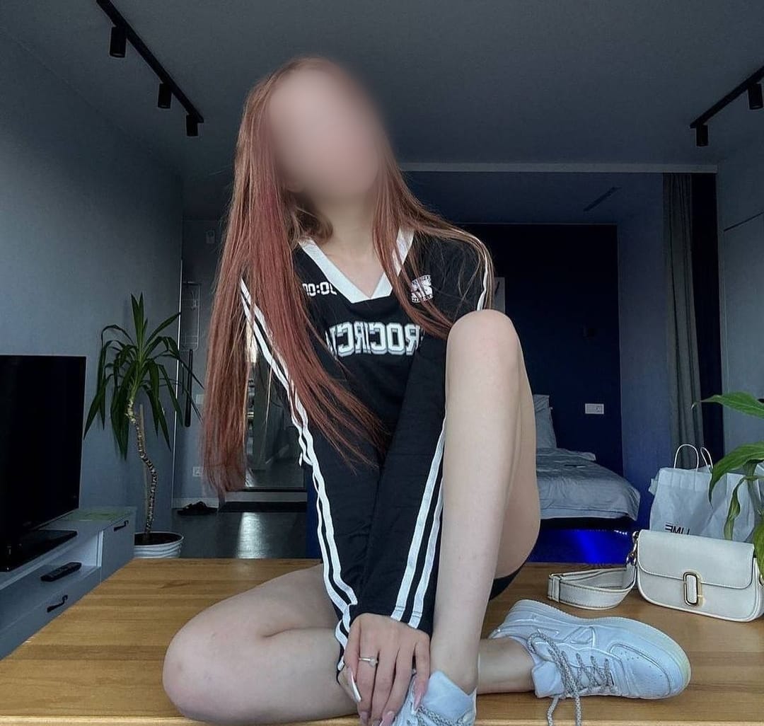 ESTUDIANTE CALIENTE EN CASA CON GANAS DE MÁSTURBAR