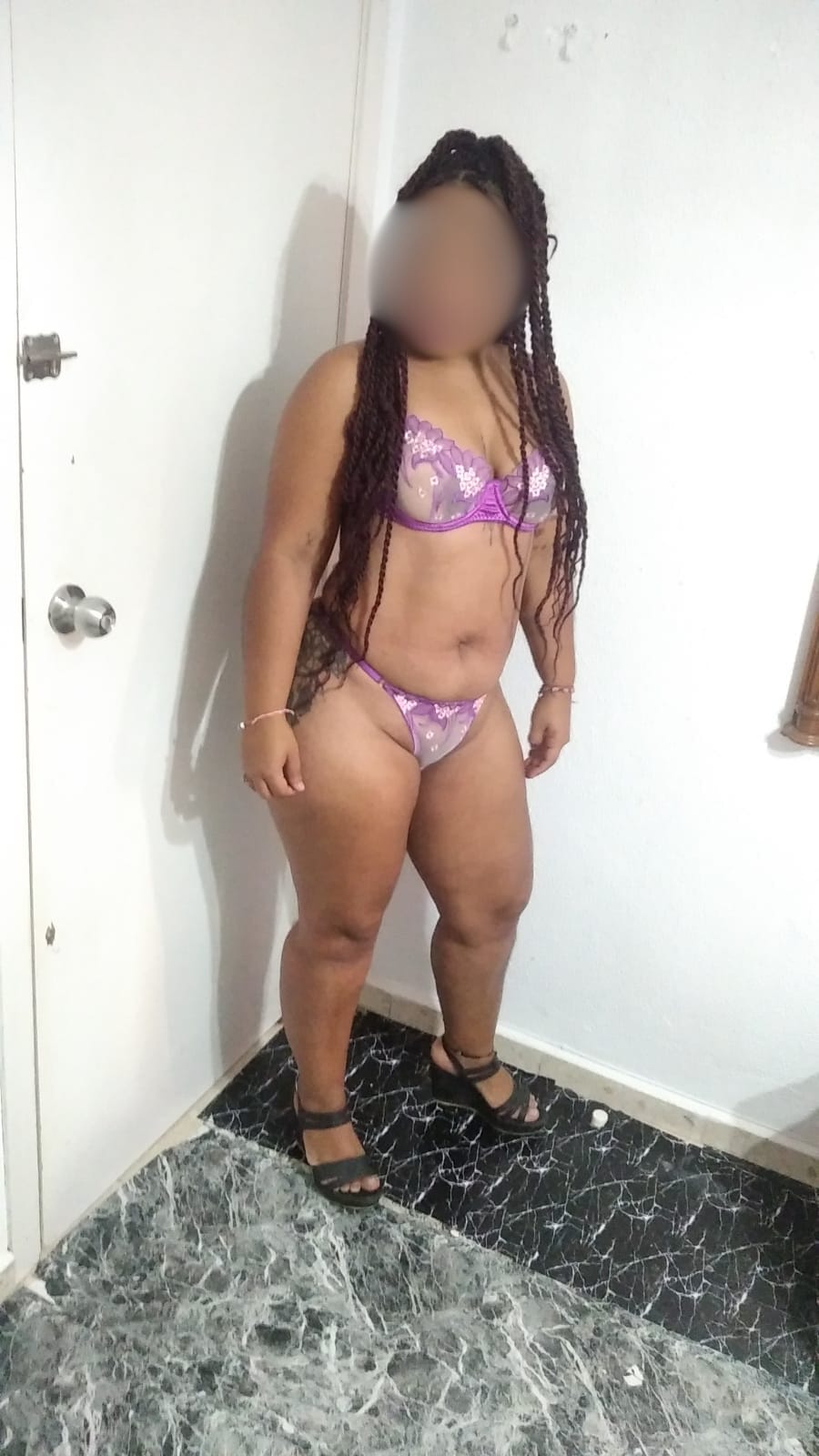 JOVEN LATINA MASAJISTA ATREVIDA Y SEXY