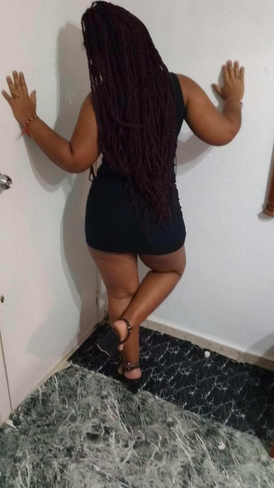 JOVEN LATINA MASAJISTA ATREVIDA Y SEXY