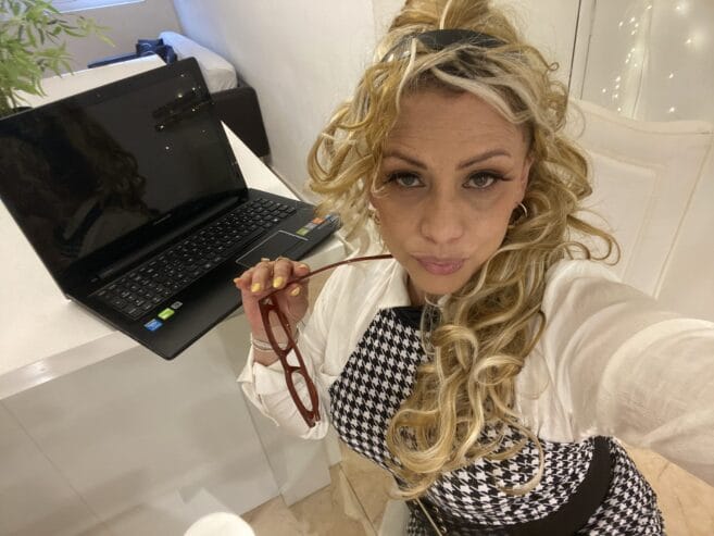 Videollamada por WhatsApp. Sexo virtual