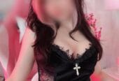 La muñeca de lencería negra mojadita para ti
