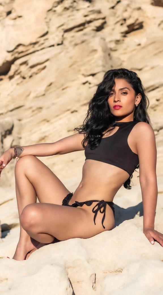 LATINA MELOSA Y CARIÑOSA EN PLAYA D’EN BOSSA