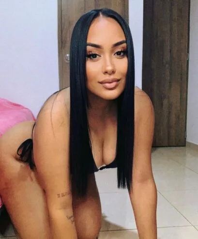 JOVEN SEXY Y TRAVIESA PRECIOSA COLOMBIANA