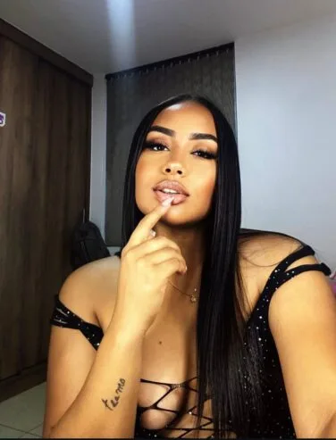 JOVEN SEXY Y TRAVIESA PRECIOSA COLOMBIANA