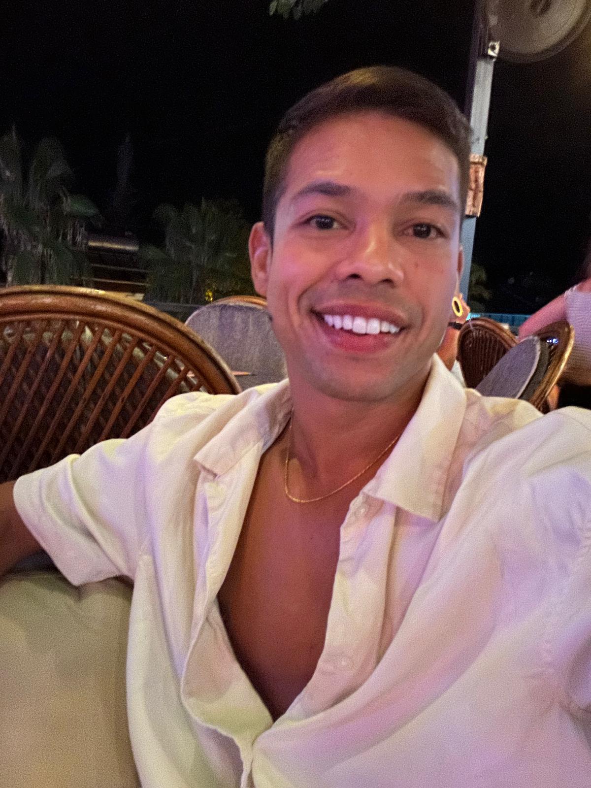 joven latino esbelto y alegre! compañia, masajes…en madrid