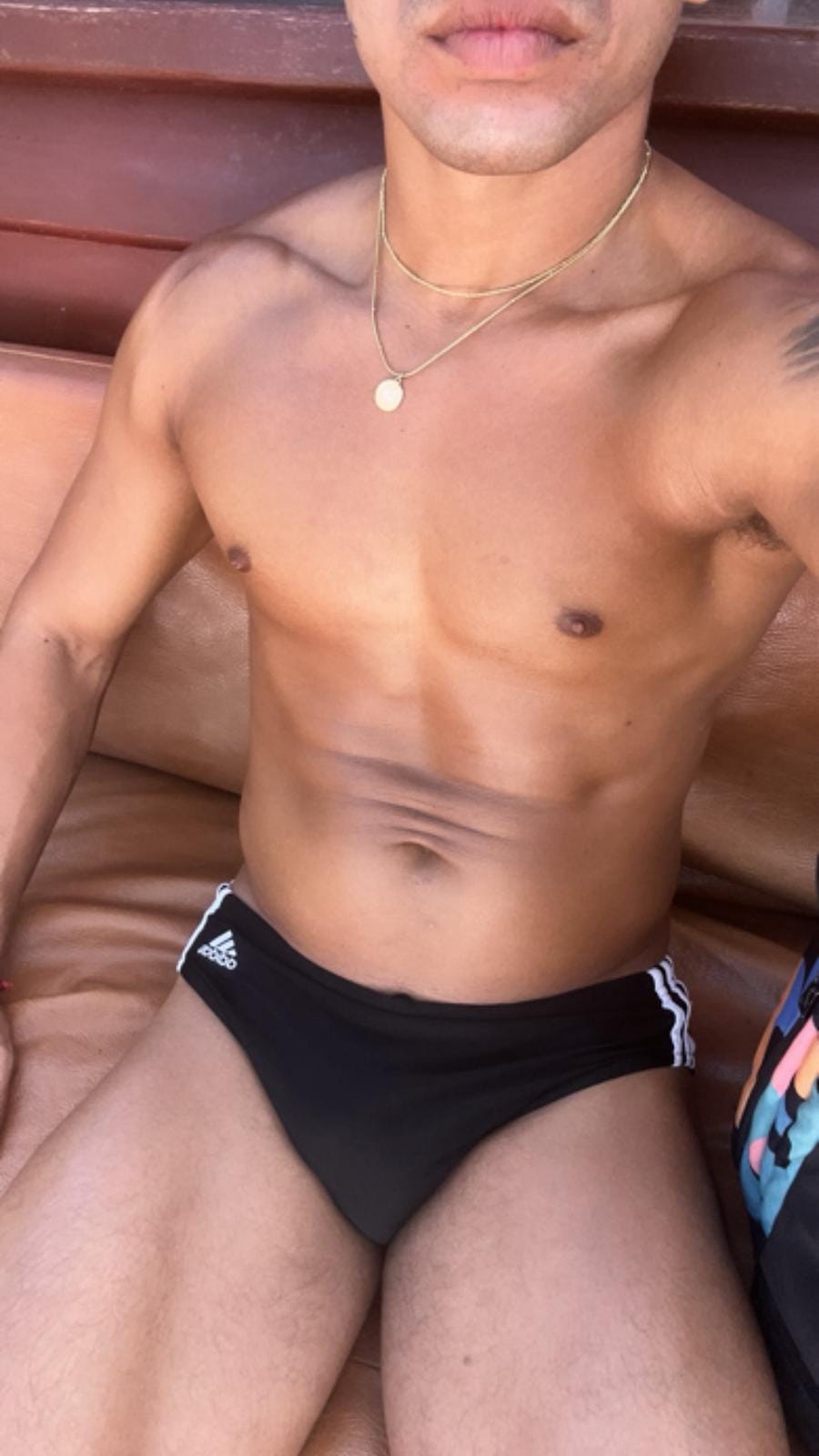 joven latino esbelto y alegre! compañia, masajes…en madrid