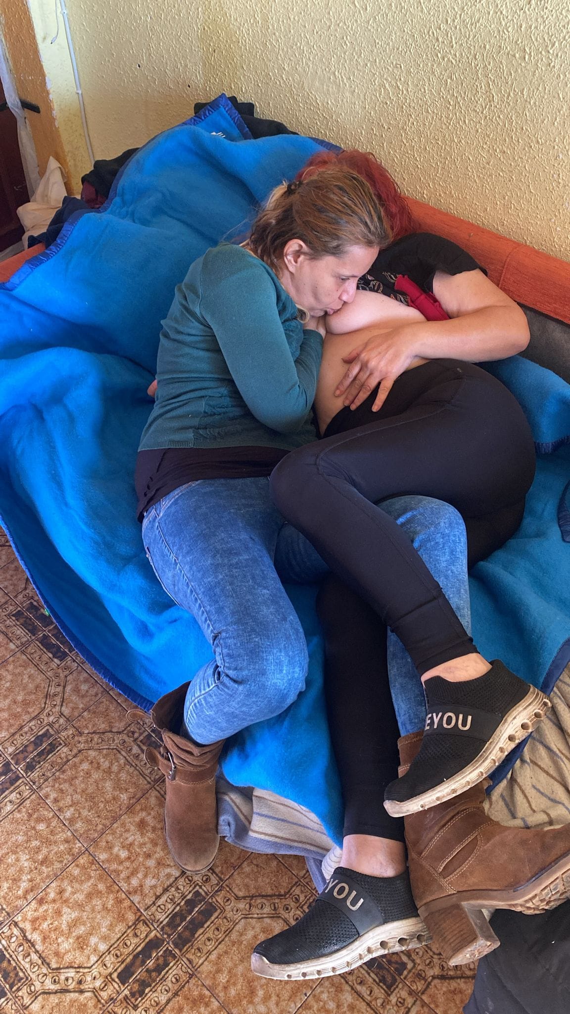 Madre y hijas muy morbosas y fiesteras