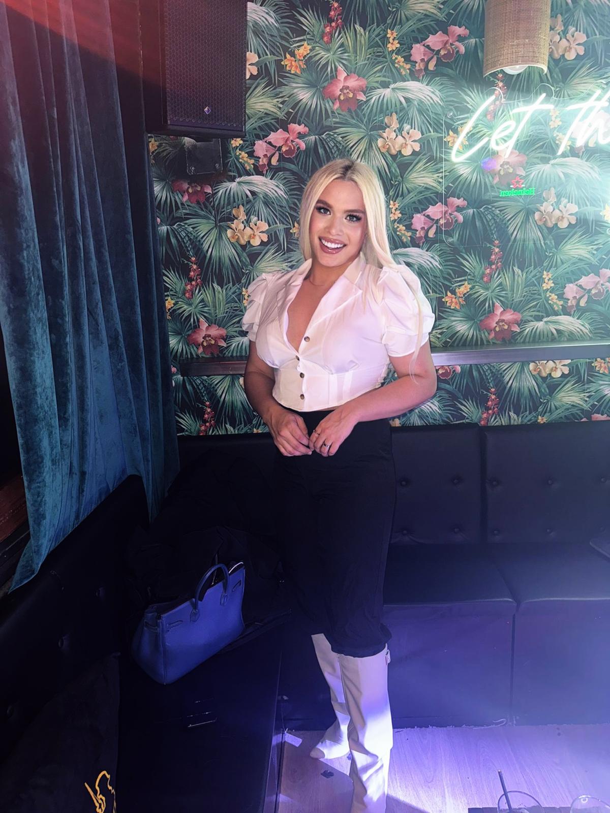 Joven española trans, la bomba dorada