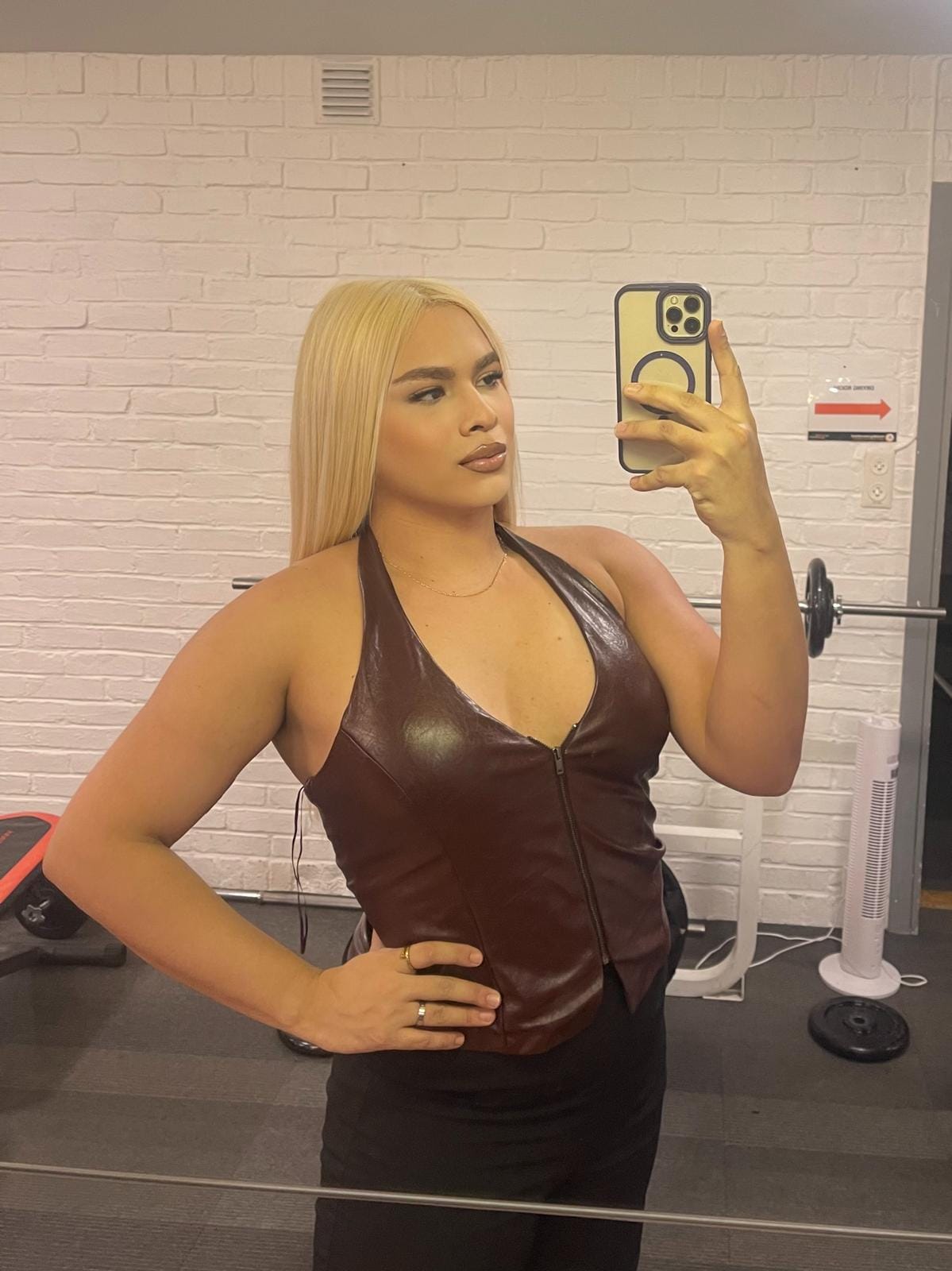 Joven española trans, la bomba dorada