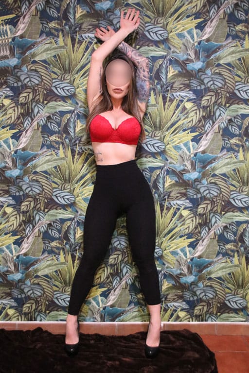 Selva una masajista de otro universo, 24h