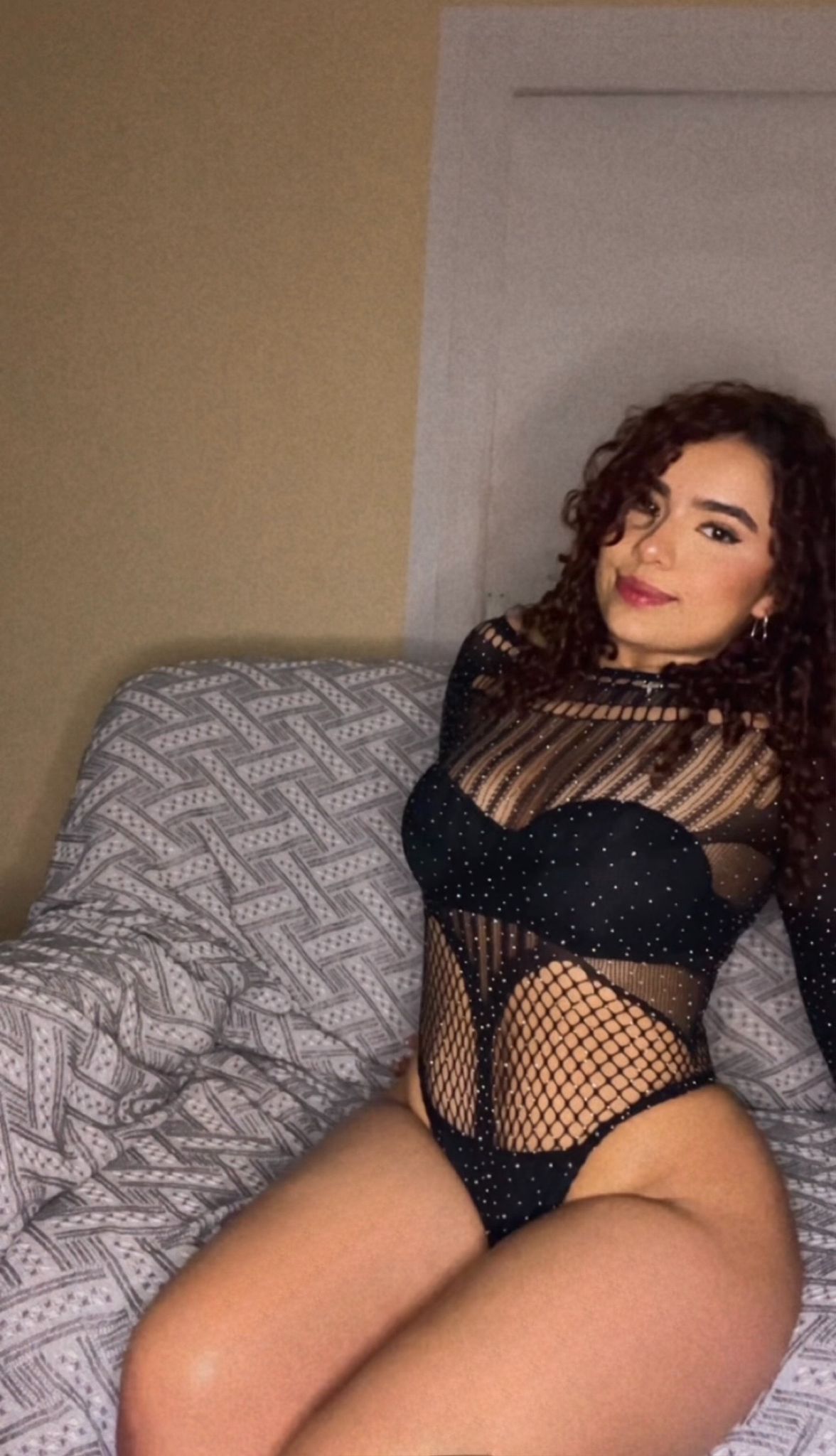 ARDIENTE LATINA EN BARCELONA SOLO DESPLAZAMIENTO