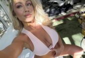 Una mujer elegante y madura disponible para satisf