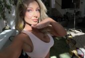 Una mujer elegante y madura disponible para satisf