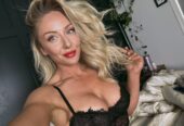 Una mujer elegante y madura disponible para satisf
