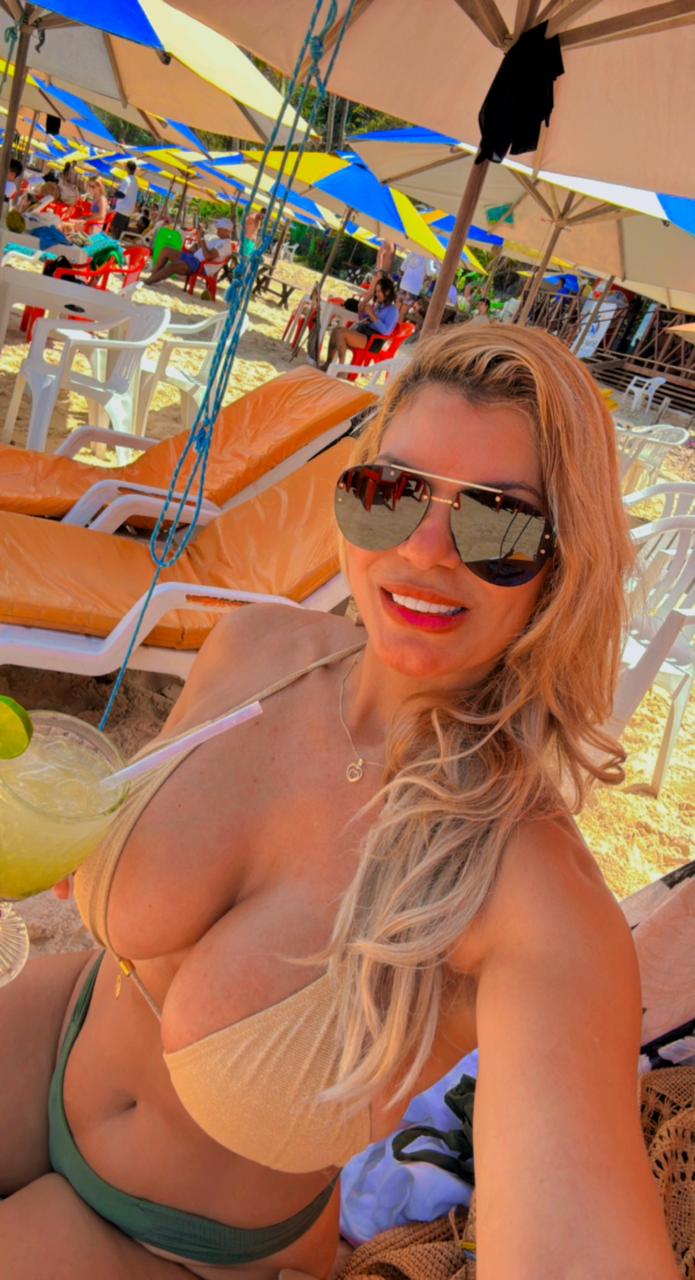 🔝 LAURA BRASILEÑA FIESTERA Y JUGUETONA