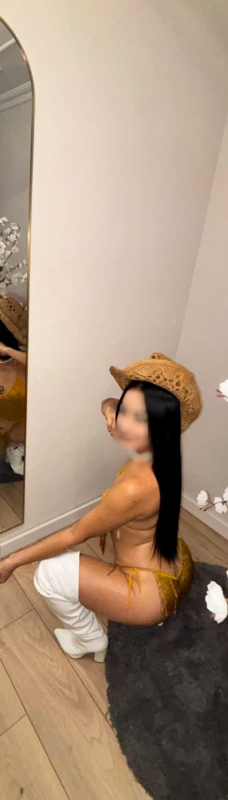 chica latina muy guapa!